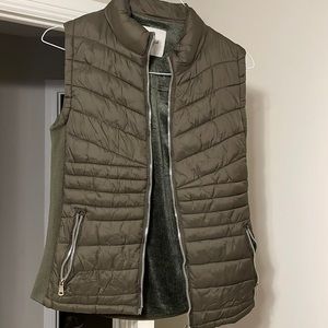 Olive green vest , never used it’s a Medium but fits like a small